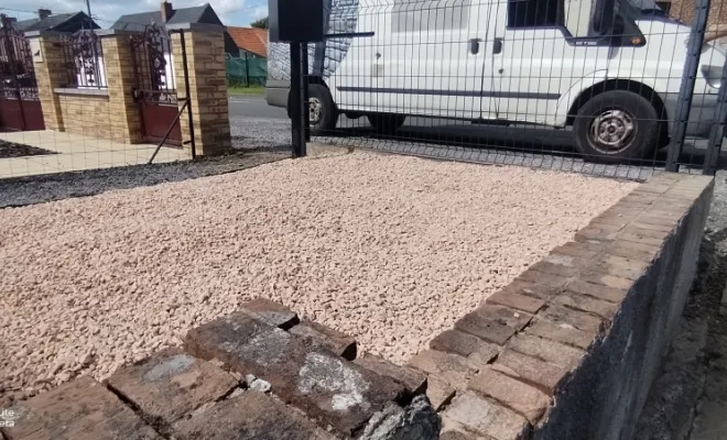 Remise à niveau et pose de graviers sur La Longueville , Bavay, Le Jardin de Romain