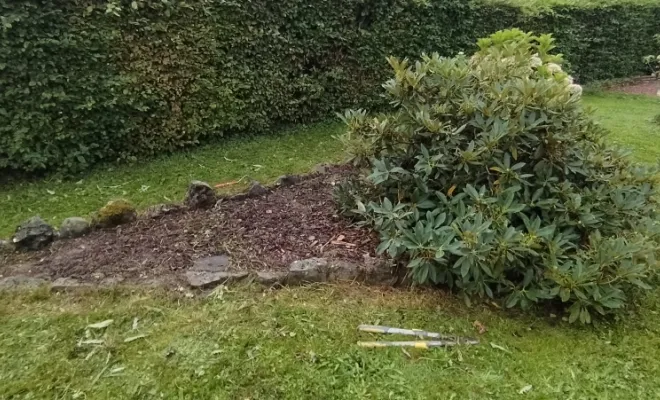 Désherbage des massifs à Bermeries , Bavay, Le Jardin de Romain