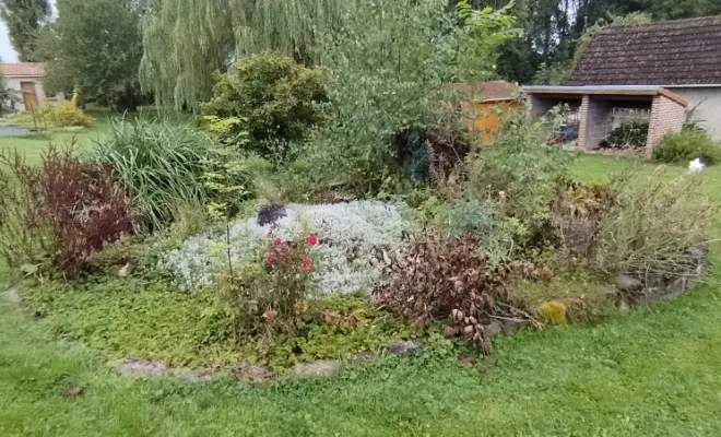 Désherbage des massifs à Bermeries , Bavay, Le Jardin de Romain