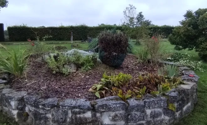 Désherbage des massifs à Bermeries , Bavay, Le Jardin de Romain