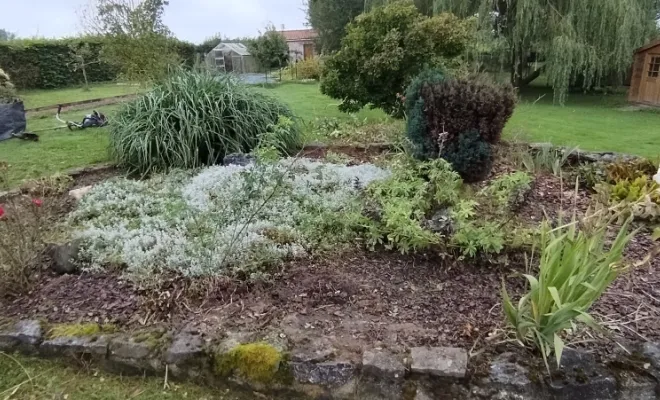 Désherbage des massifs à Bermeries , Bavay, Le Jardin de Romain