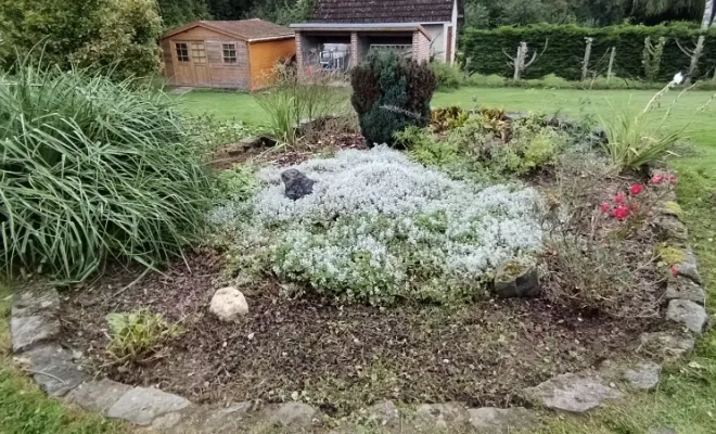 Désherbage des massifs à Bermeries , Bavay, Le Jardin de Romain