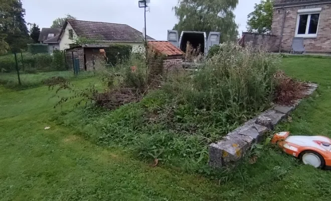 Désherbage des massifs à Bermeries , Bavay, Le Jardin de Romain