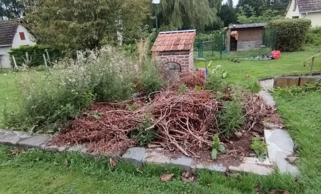 Désherbage des massifs à Bermeries , Bavay, Le Jardin de Romain