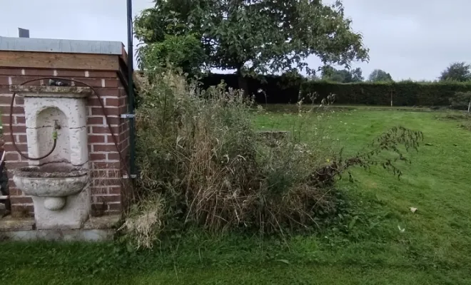 Désherbage des massifs à Bermeries , Bavay, Le Jardin de Romain