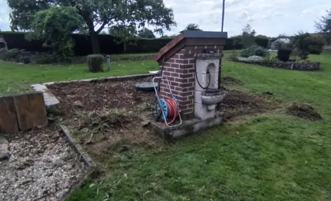 Désherbage des massifs à Bermeries , Bavay, Le Jardin de Romain